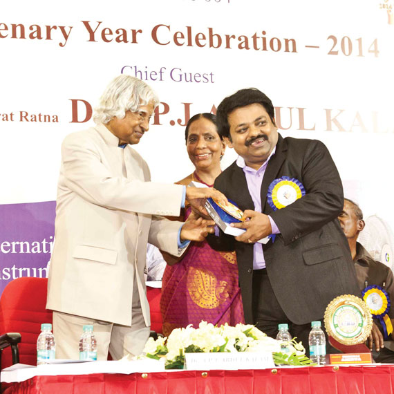 Chennais Amirta receiving award from Dr. A.P.J. Abdul Kalam